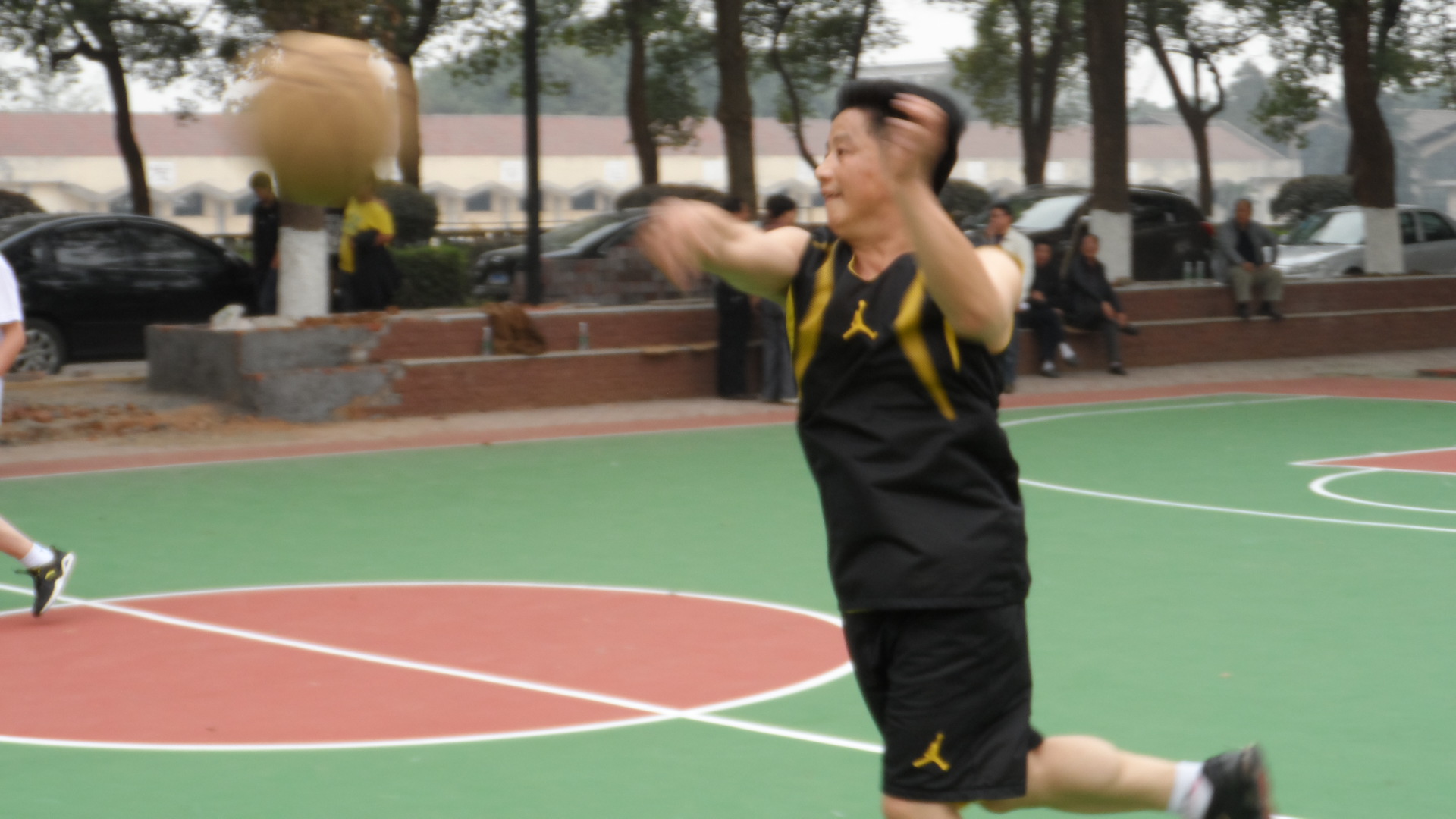 杨建华副院长在传球