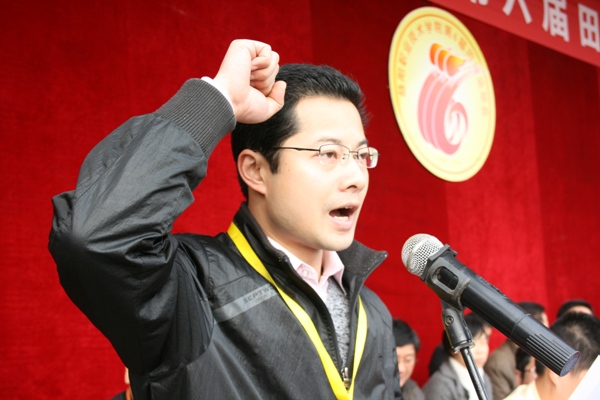 学院田径运动队总教练、大会总裁判长罗景老师代表裁判员宣誓
