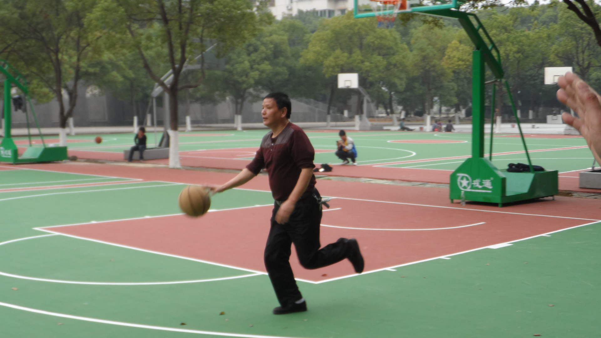 郭建中老师在运球