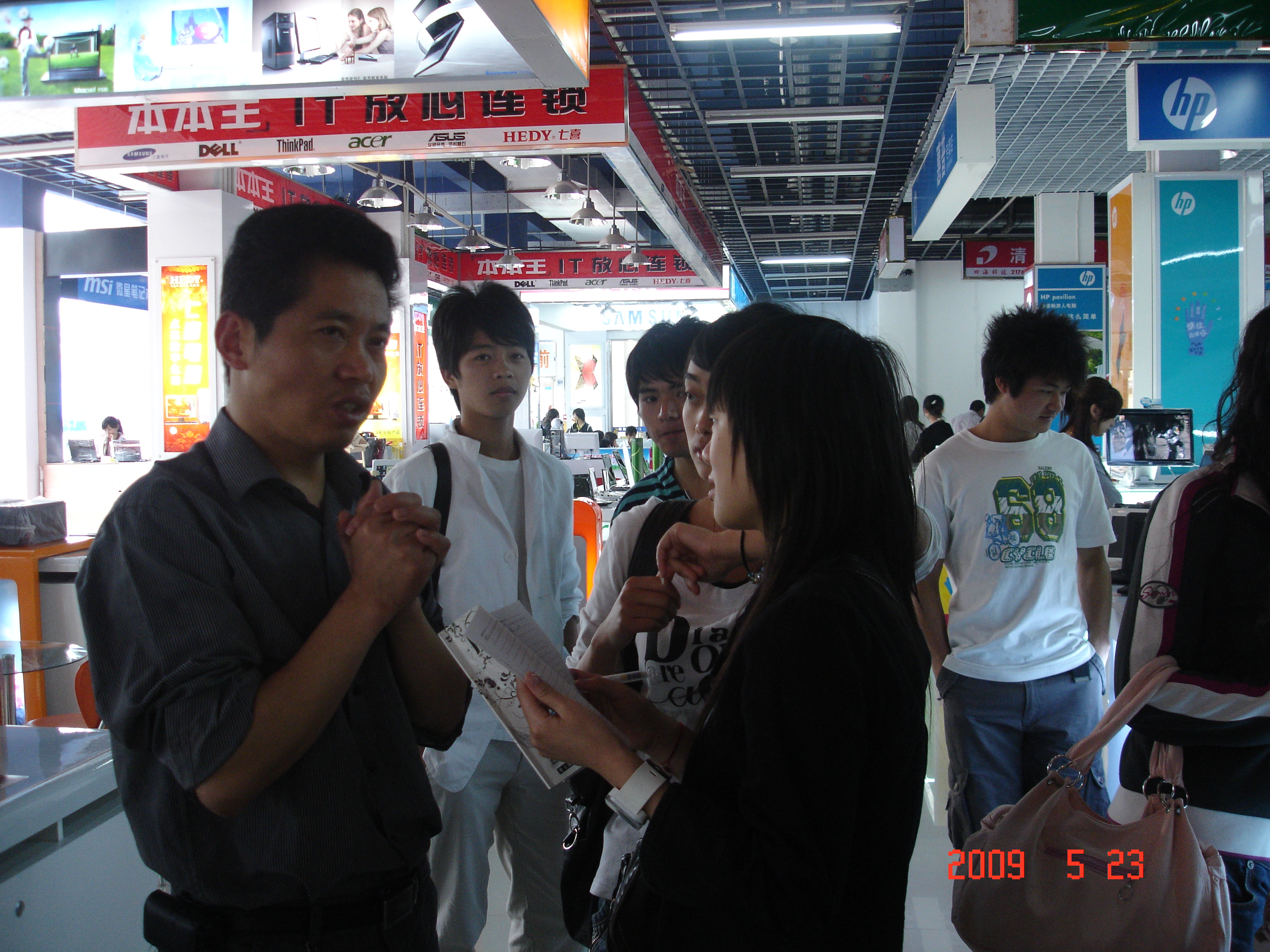 指导教师正在给学生做指导