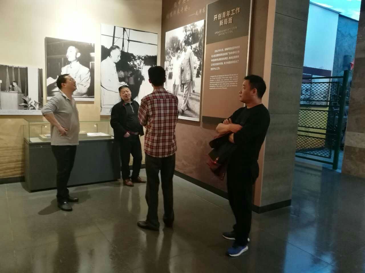 两系党总支书记和党总支副书记兼系主任在讨论学习内容