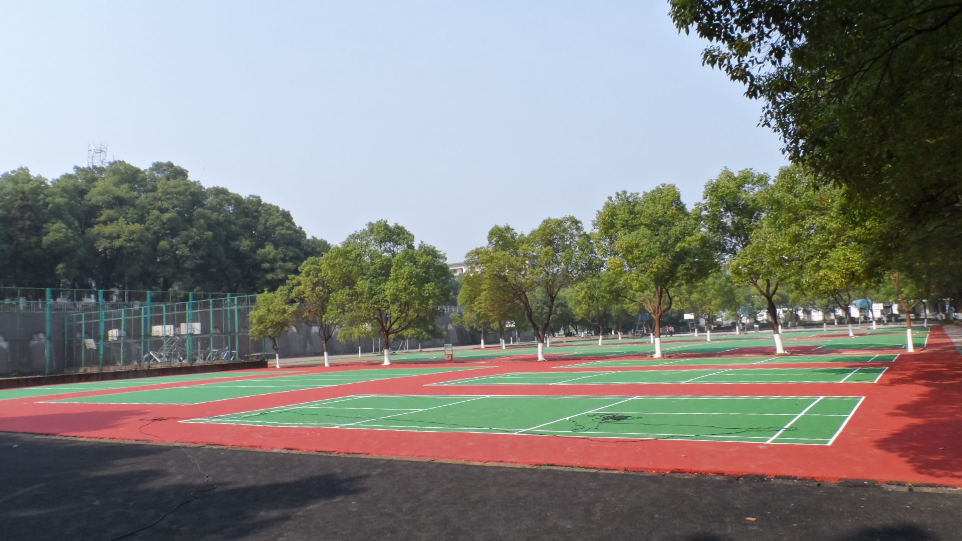 改建的室外球场全景