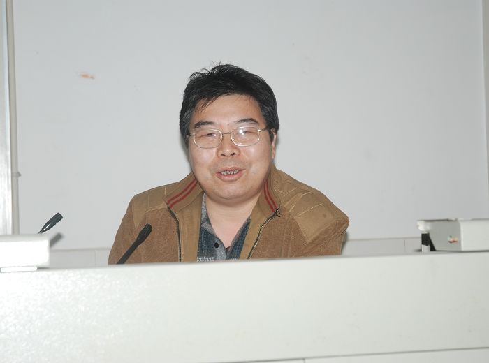 活动主讲教师谭立光老师